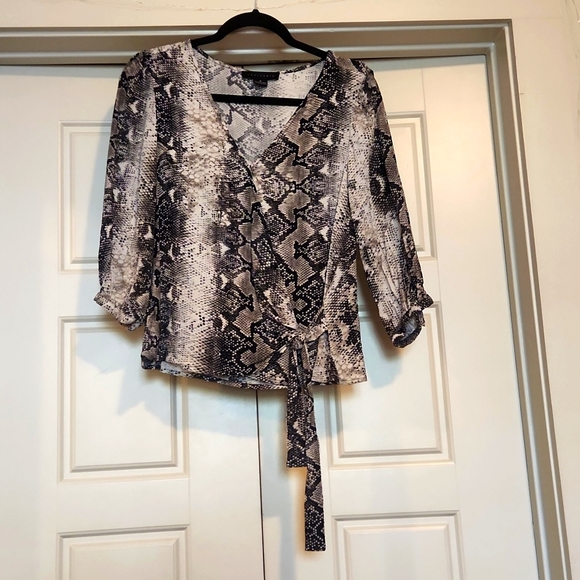 💥2/$20💥 Sanctuary Snakeskin Wrap Blouse - Picture 3 of 10